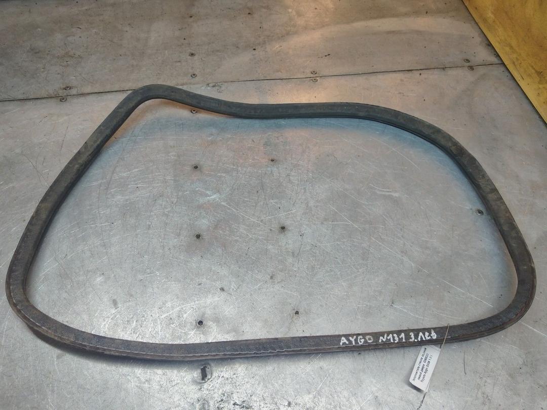 Уплотнитель стекла задней левой двери  ID68QO Toyota Aygo