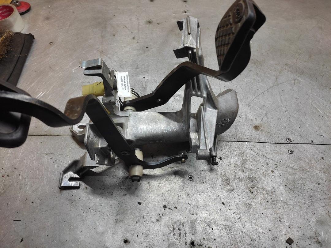 Узел педальный (блок педалей) DGHR9A Audi 80 купить