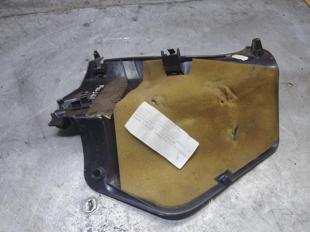 Опорная площадка для ноги Y2OBW3 Peugeot 406 купить в магазине запчастей бу