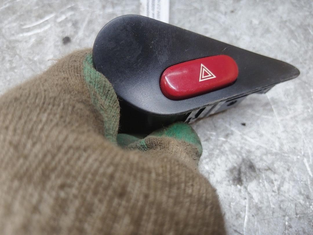 Кнопка аварийной сигнализации AGE8BU Peugeot 406 купить