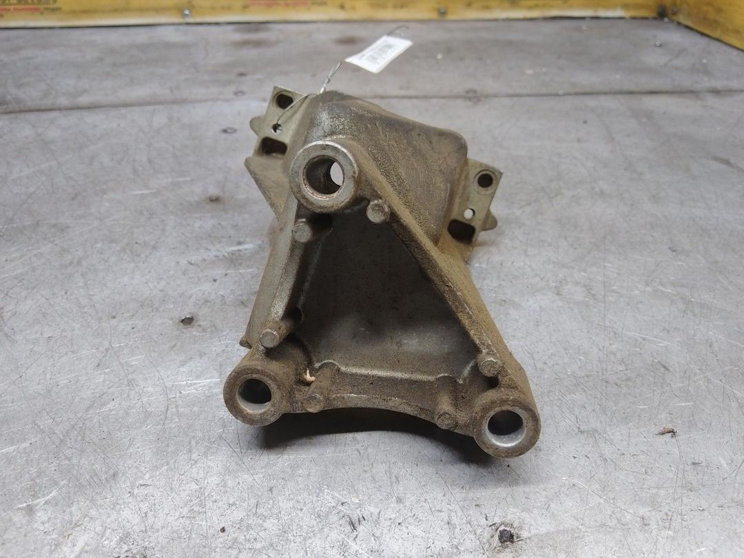 Кронштейн двигателя QM8KFH Peugeot 307