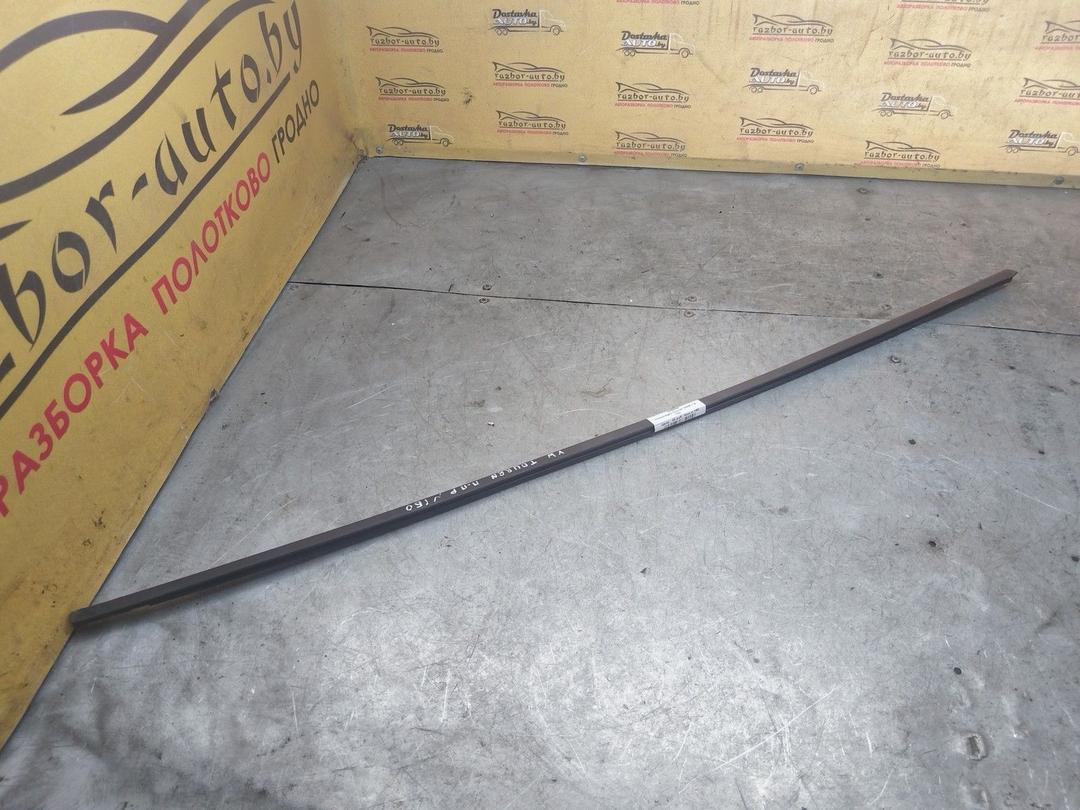 Молдинг стекла двери передней правой наружный SR68E9 Volkswagen Touran