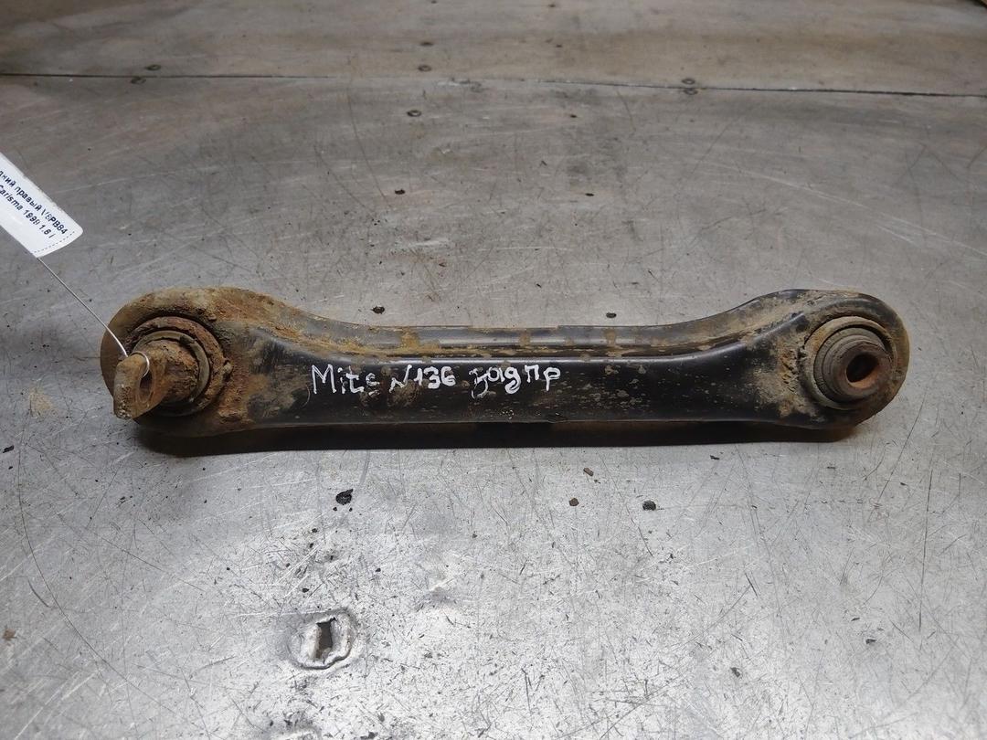 Рычаг задний правый V8PB84 Mitsubishi Carisma