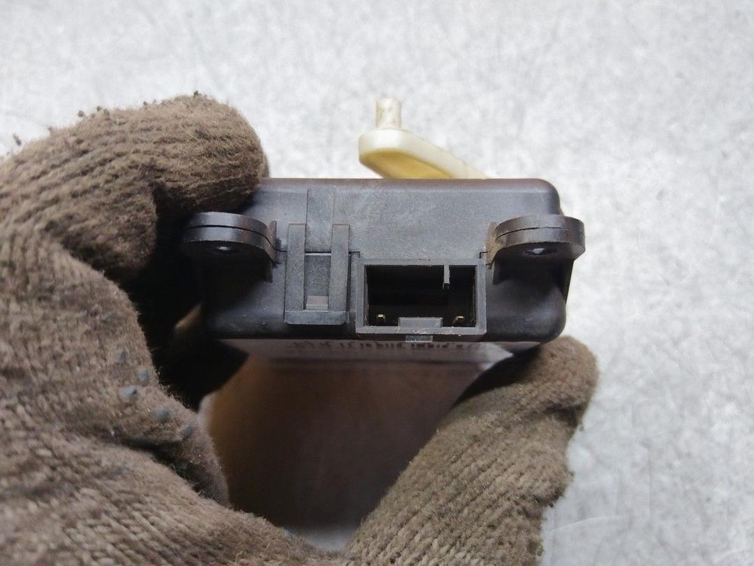 Моторчик заслонки печки F8KJ56 Subaru Forester купить в магазине запчастей бу