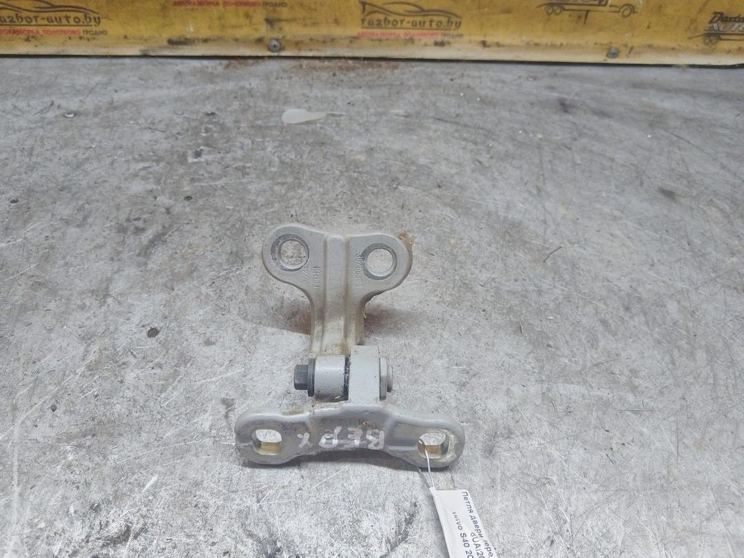 Петля двери передней левой 8UAI20 Volvo S40 - Фото 1