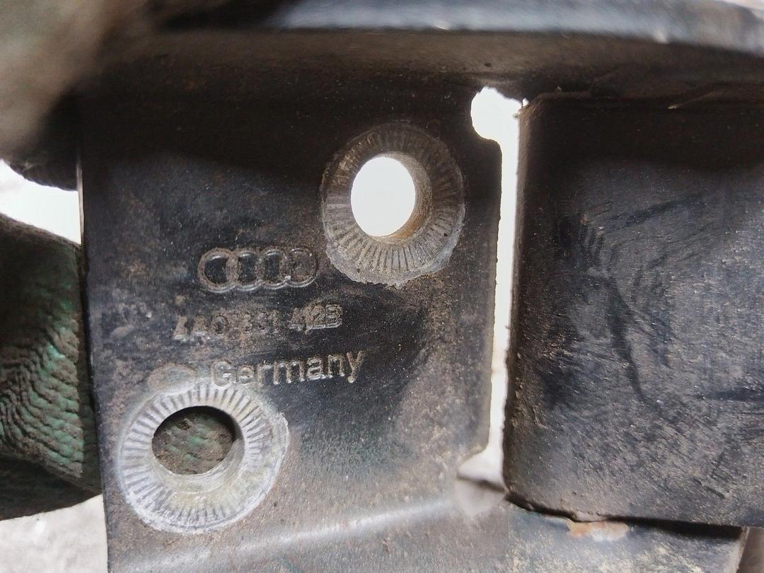 Петля двери передней правой YEM8JV Audi 100 купить с доставкой