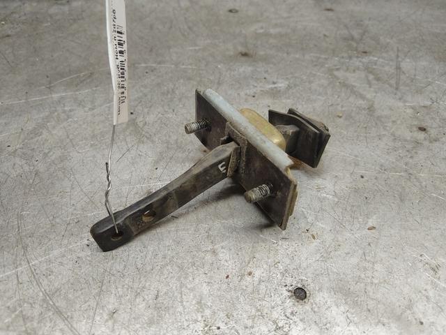 Ограничитель открывания двери задней Y1CE5Z Mazda 323F