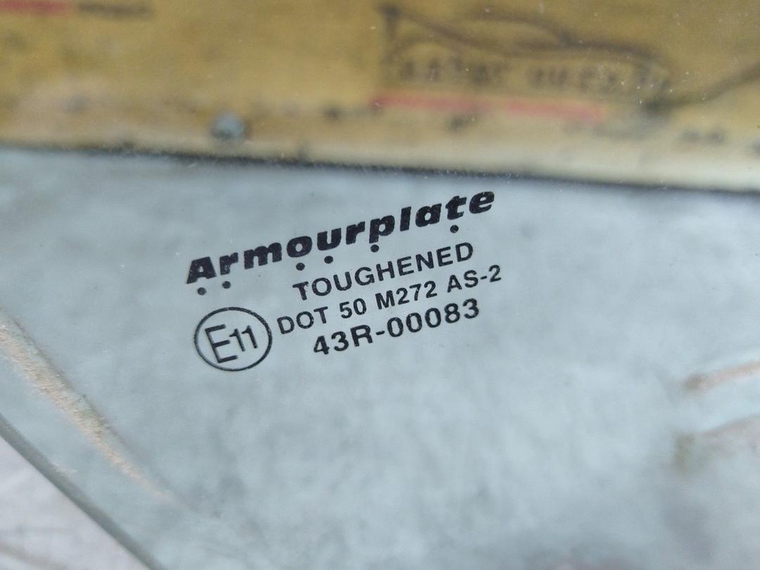 Стекло двери передней правой 2RDT0M Mitsubishi Carisma купить в магазине запчастей бу