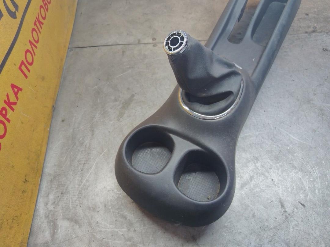 Консоль салона (кулисная часть) 6HYN4D Toyota Yaris купить с доставкой