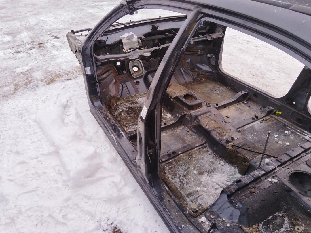 Стойка кузовная центральная левая E1P6KL Mitsubishi Carisma купить в магазине запчастей бу