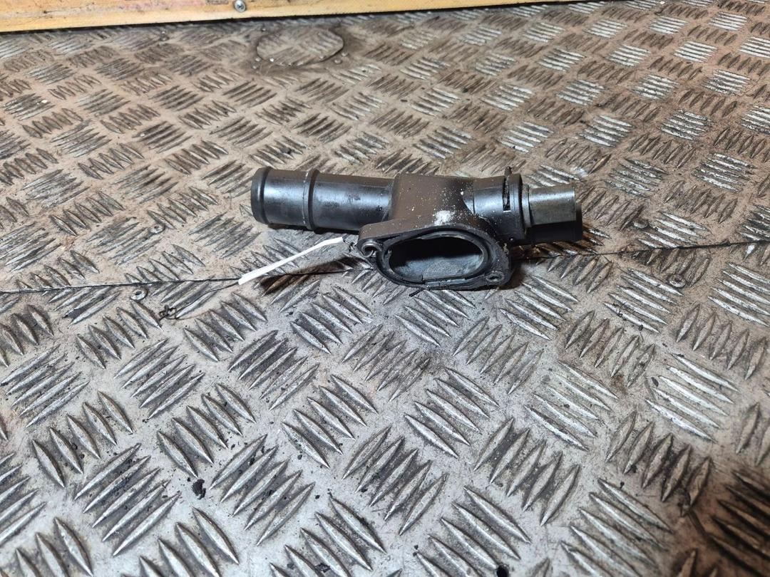 Фланец (тройник) системы охлаждения 1UVN8Z Volkswagen Passat - Фото 1