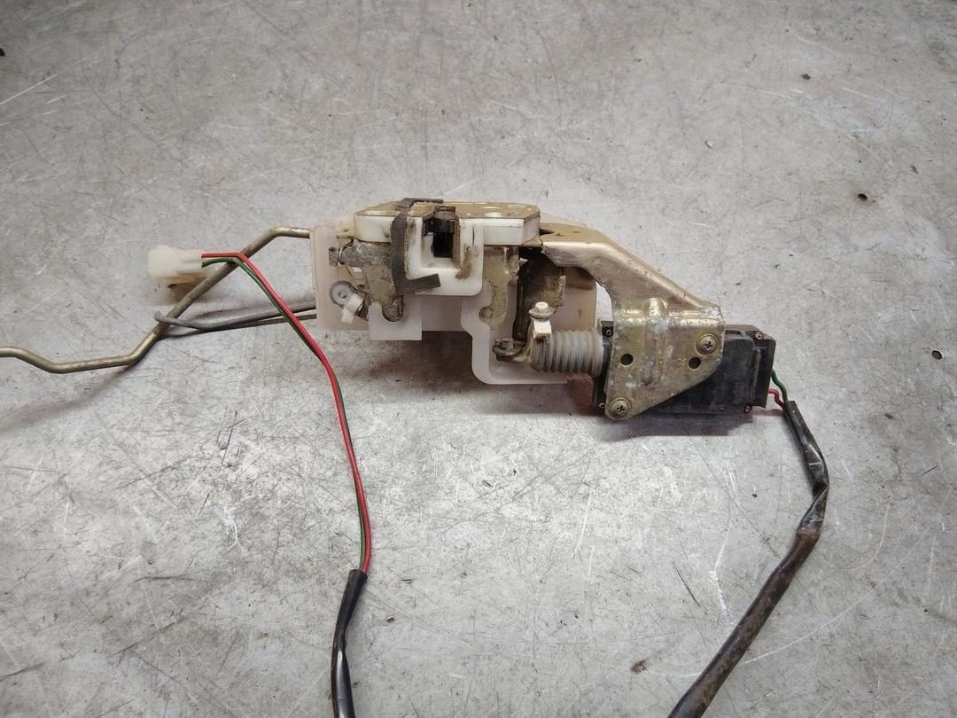 Замок двери передней правой NOE6B1 Mazda 323F купить с доставкой