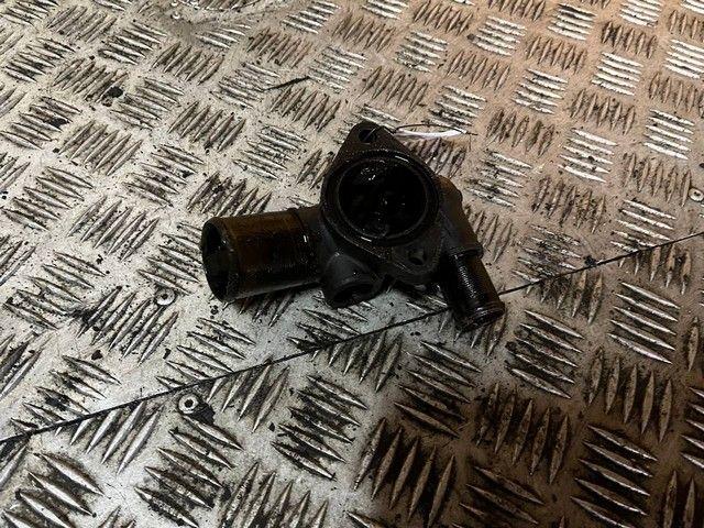 Фланец (тройник) системы охлаждения HIB754 Peugeot 307 купить в магазине запчастей бу