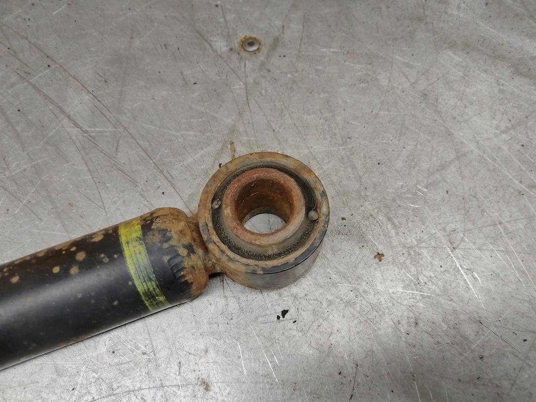 Амортизатор задний правый WT45UC Toyota Avensis Verso - Фото 2