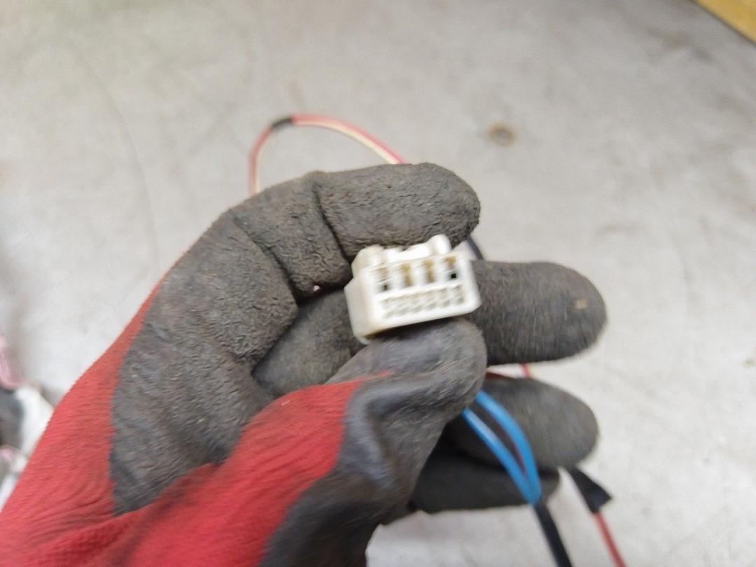 Проводка двери передней правой 61LFG1 Toyota Avensis купить на авторазборке