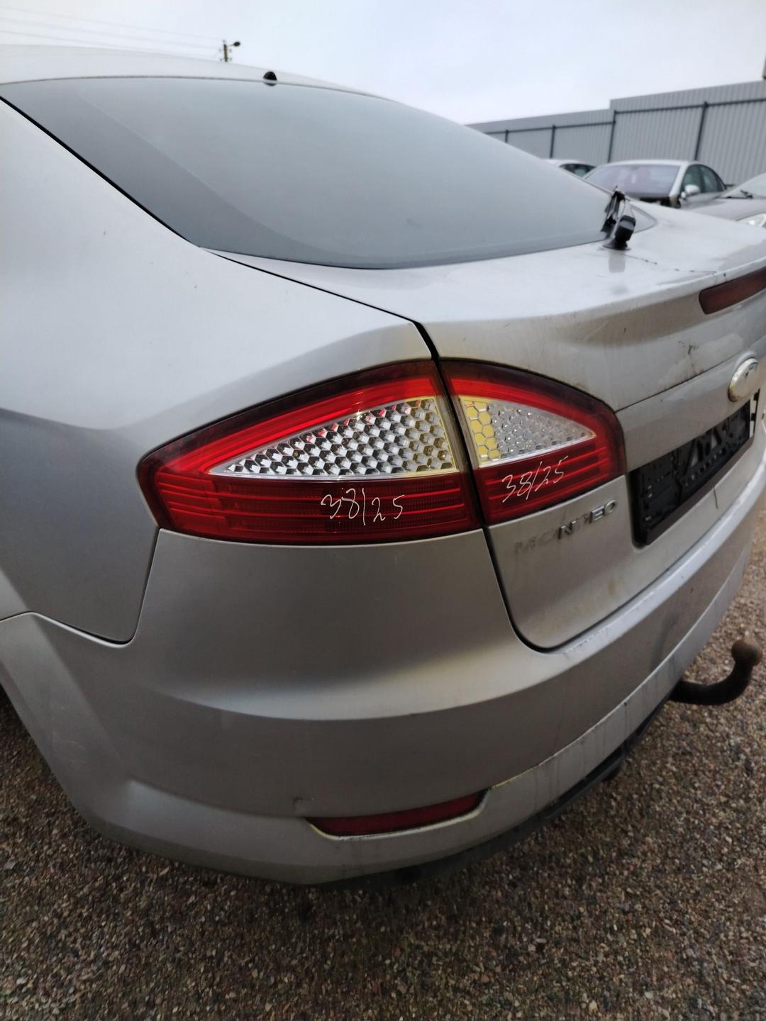 Фонарь крышки багажника левый DHINU8 Ford Mondeo