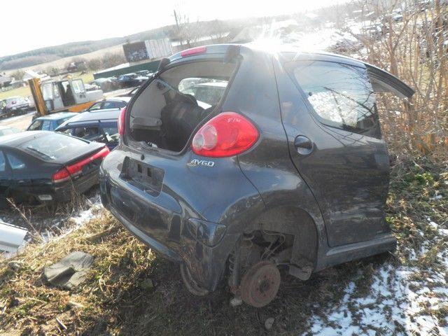 Уплотнитель двери задней левой Q8J1GO Toyota Aygo - Фото 2
