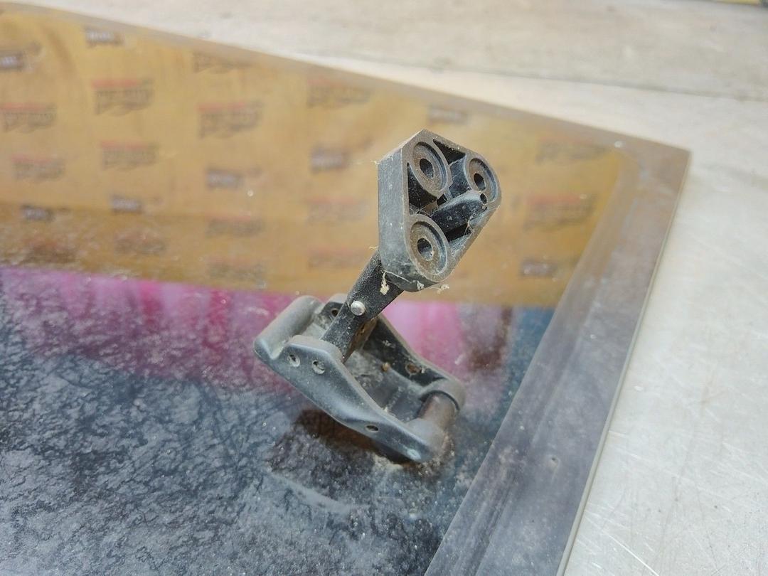 Стекло кузовное боковое правое IU8UJN Peugeot Partner купить в магазине запчастей бу