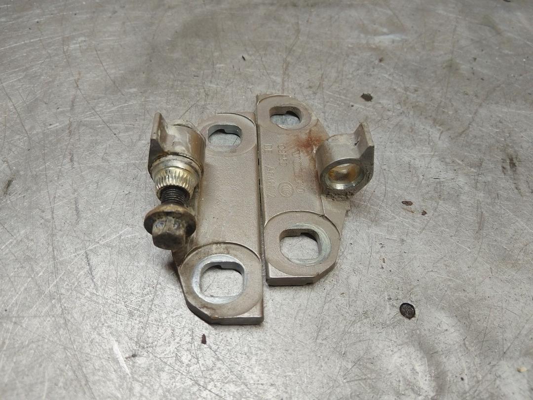 Петля двери передней правой 2R0MX1 Volvo XC70 купить в магазине запчастей бу