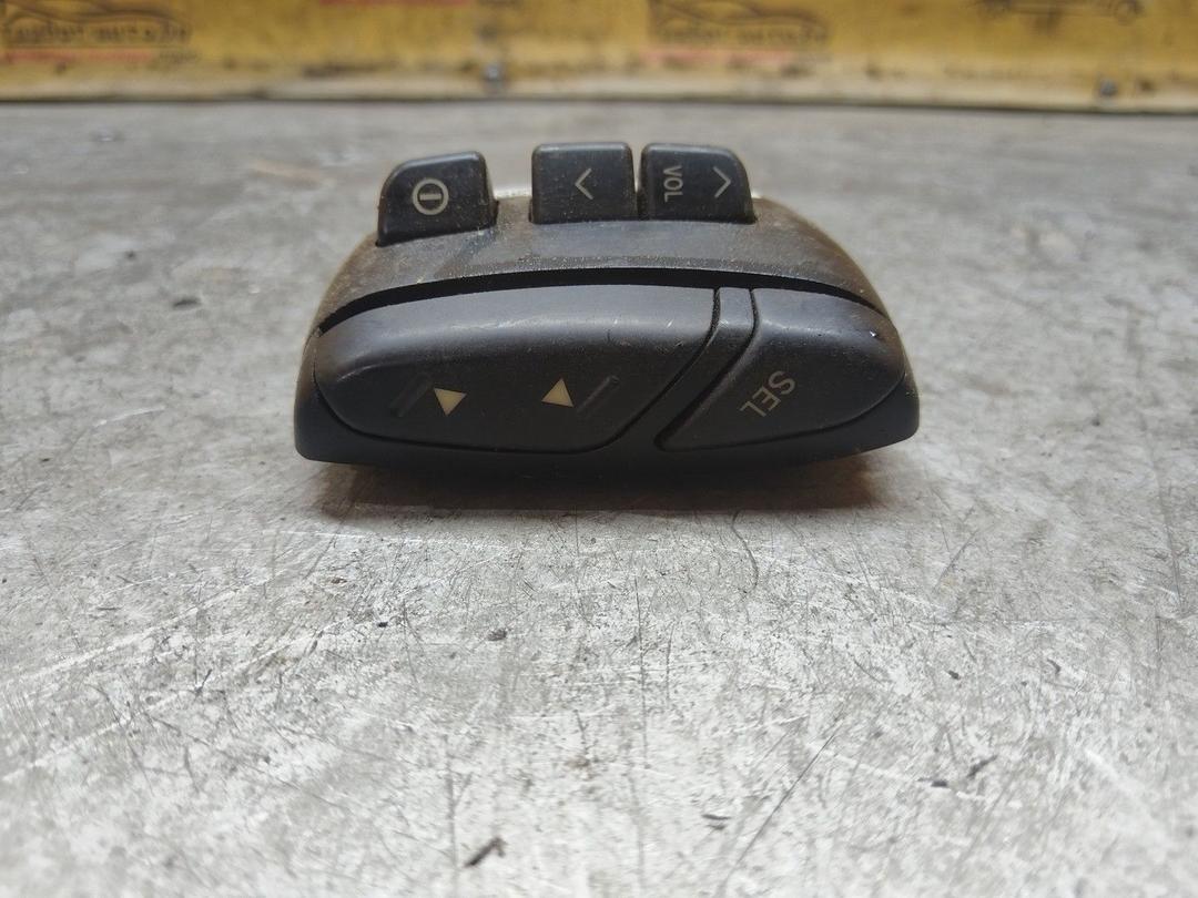 Кнопка руля IVEOW9 Toyota Corolla купить с доставкой