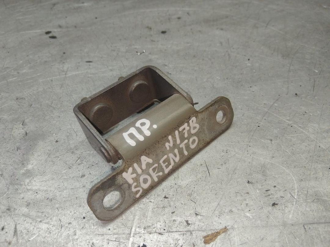 Петля крышки багажника Q62SVB Kia Sorento - Фото 1