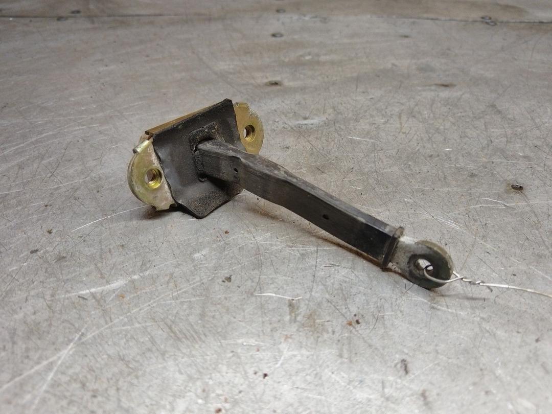 Ограничитель открывания двери задней 0T0665 Mitsubishi Carisma - Фото 1