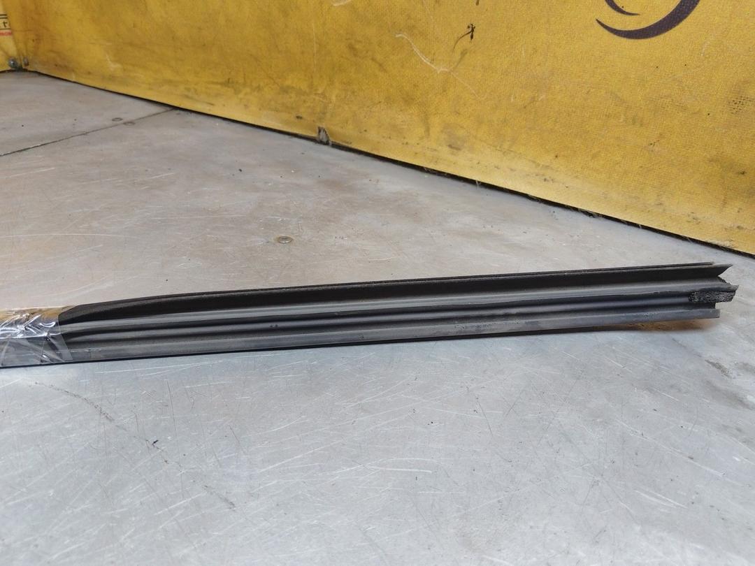 Молдинг стекла двери передней правой внутренний 31K3F0 Toyota Avensis купить с доставкой