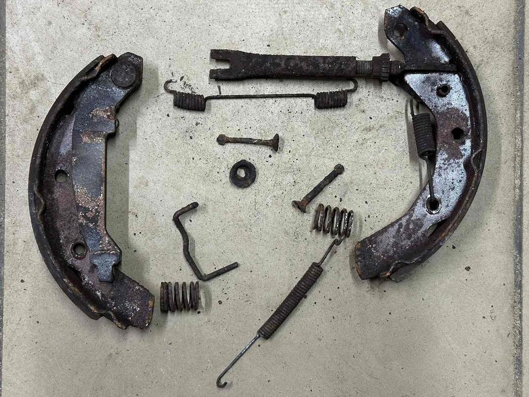 Механизм развода задних тормозных колодок левый C8HYUW Daewoo Matiz - Фото 1