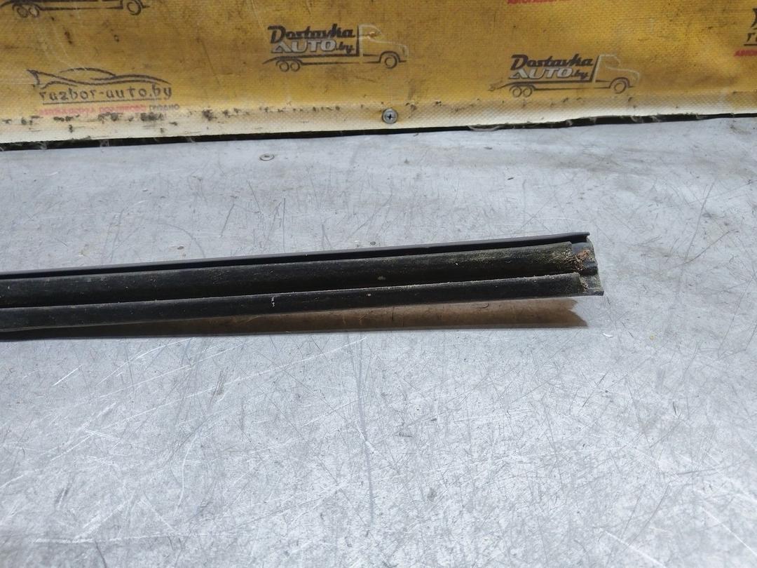 Молдинг стекла двери передней левой наружный UG355T Ford Galaxy купить в магазине запчастей бу