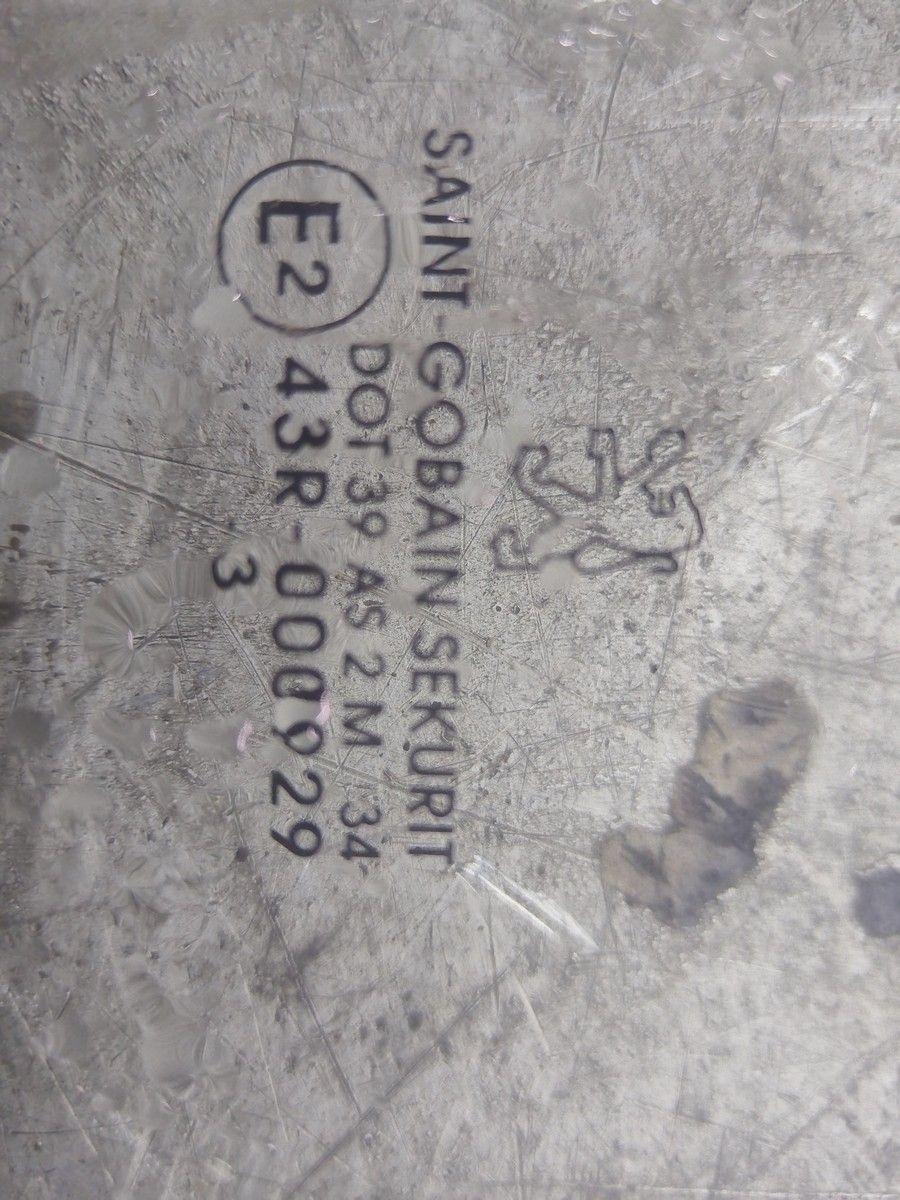 Стекло двери задней правой 8M0T3K Peugeot 406