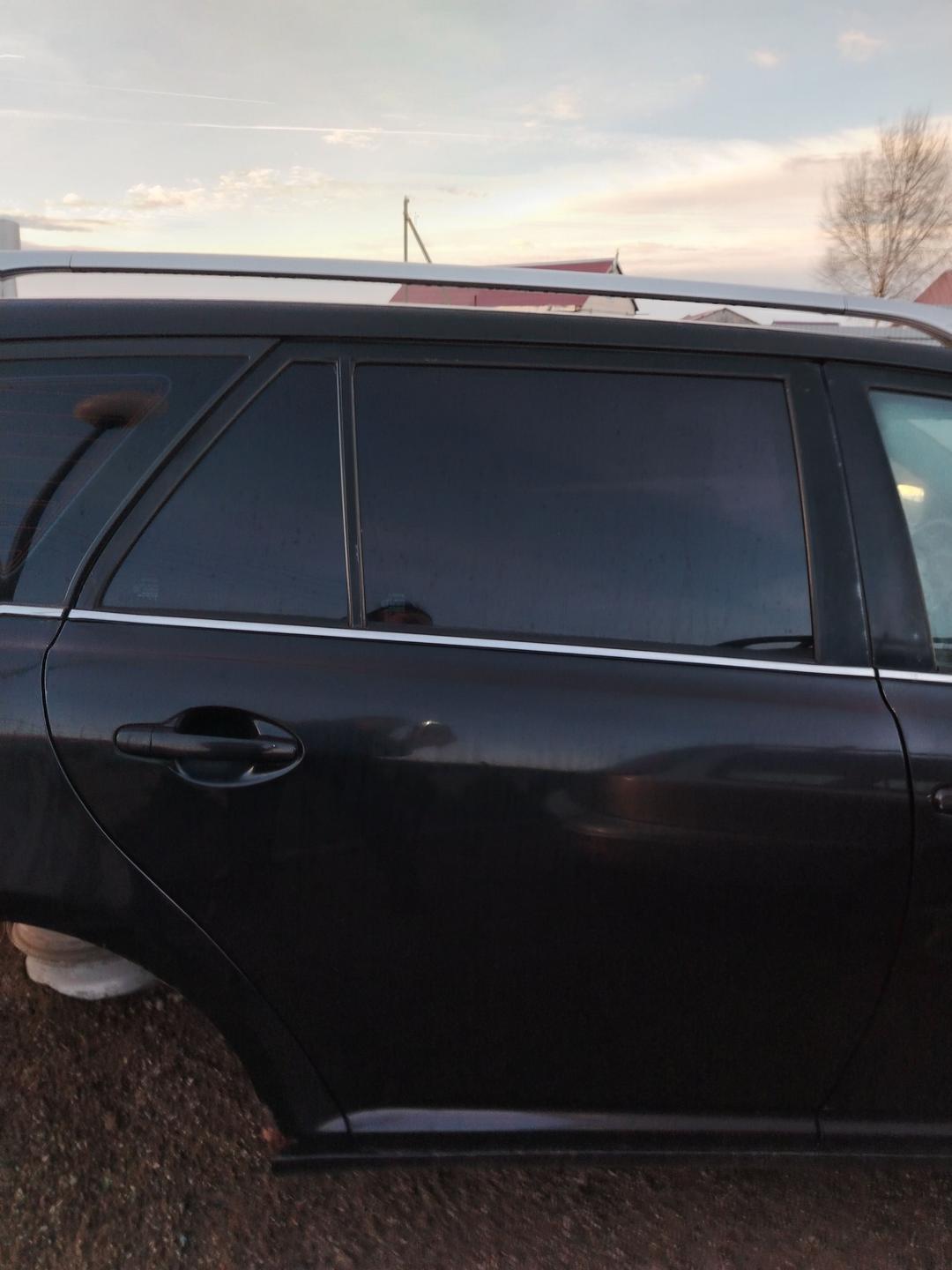 Стекло двери задней правой YWO1F3 Toyota Avensis