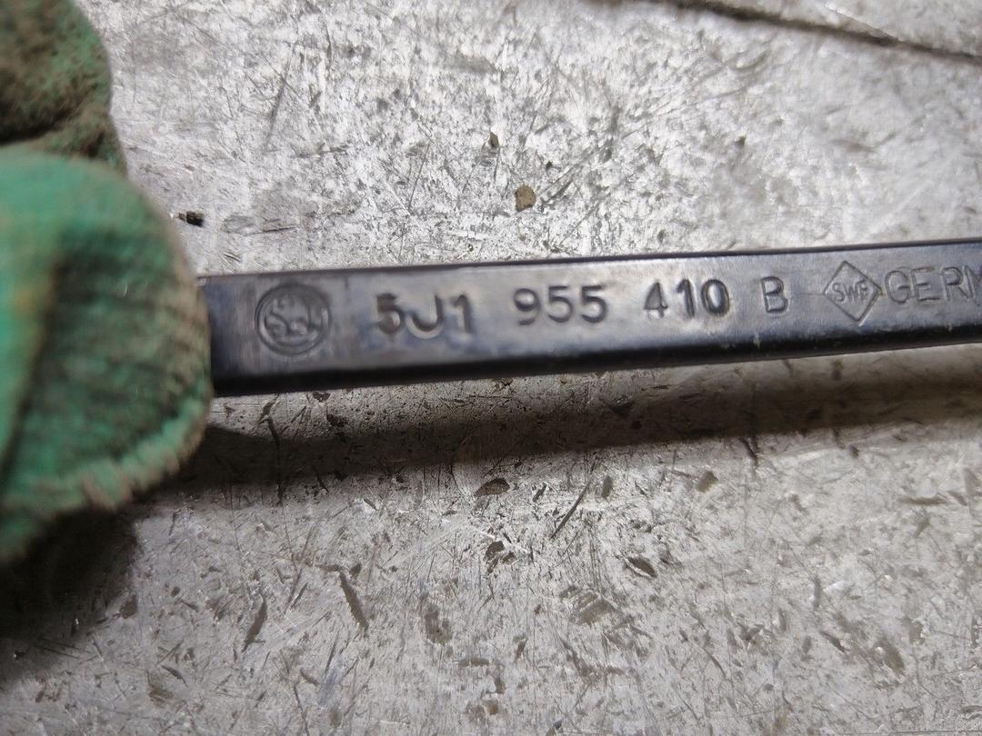 Щеткодержатель (поводок стеклоочистителя, дворник) XYI4ED Skoda Fabia купить в магазине запчастей бу