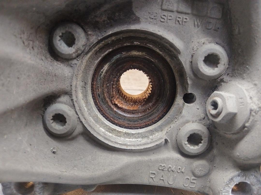 Кулак поворотный правый QKH8EQ Volkswagen Passat купить на авторазборке