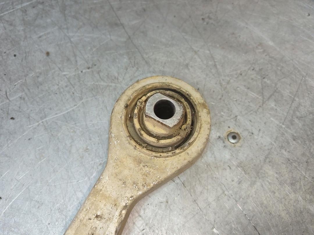 Рычаг передний правый U2O1A2 Volkswagen Passat купить