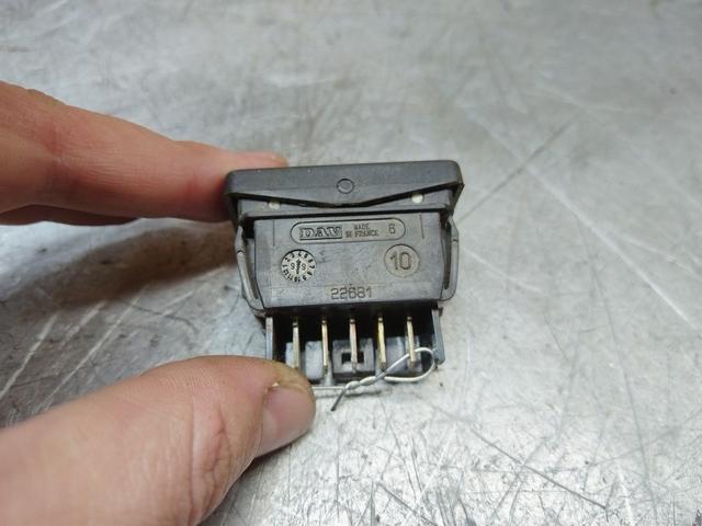 Кнопка стеклоподъемника YZ7670 Citroen Saxo купить с доставкой