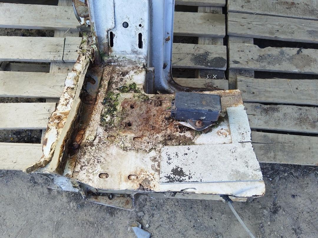 Стойка кузовная центральная левая 3WAGQ6 Mercedes Sprinter купить с доставкой