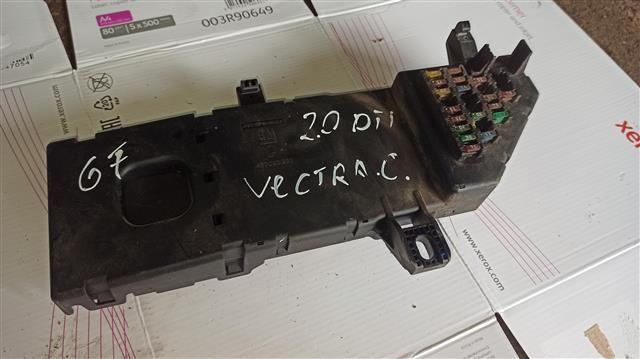 Блок предохранителей 31CB92 Opel Vectra