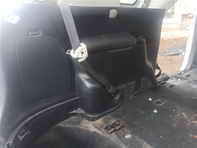 Обшивка багажника F6B81E Toyota Avensis Verso