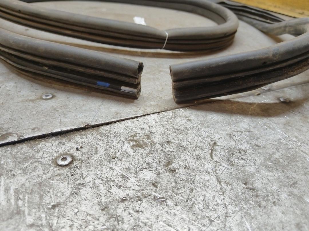 Уплотнитель двери сдвижной A5O0GB Ford Tourneo Connect купить в магазине запчастей бу