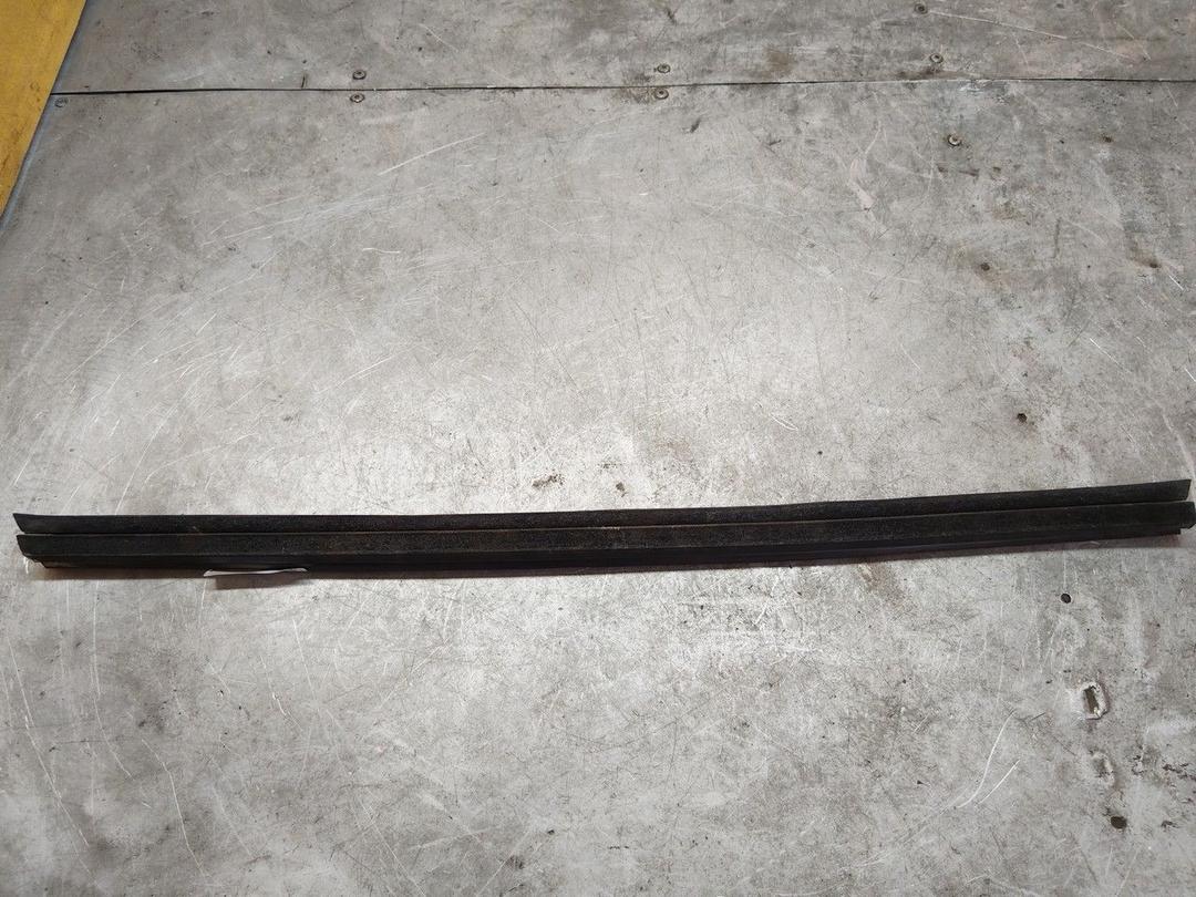 Молдинг стекла двери задней правой внутренний 5M1O64 Volvo V70 купить