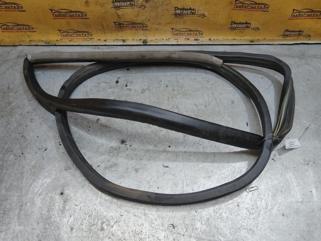 Уплотнитель двери задней правой 92J93F Audi 100