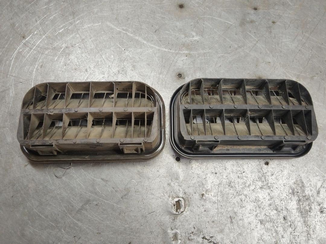 Решетка вентиляции кузова 5D64Z3 Audi 100 - Фото 2