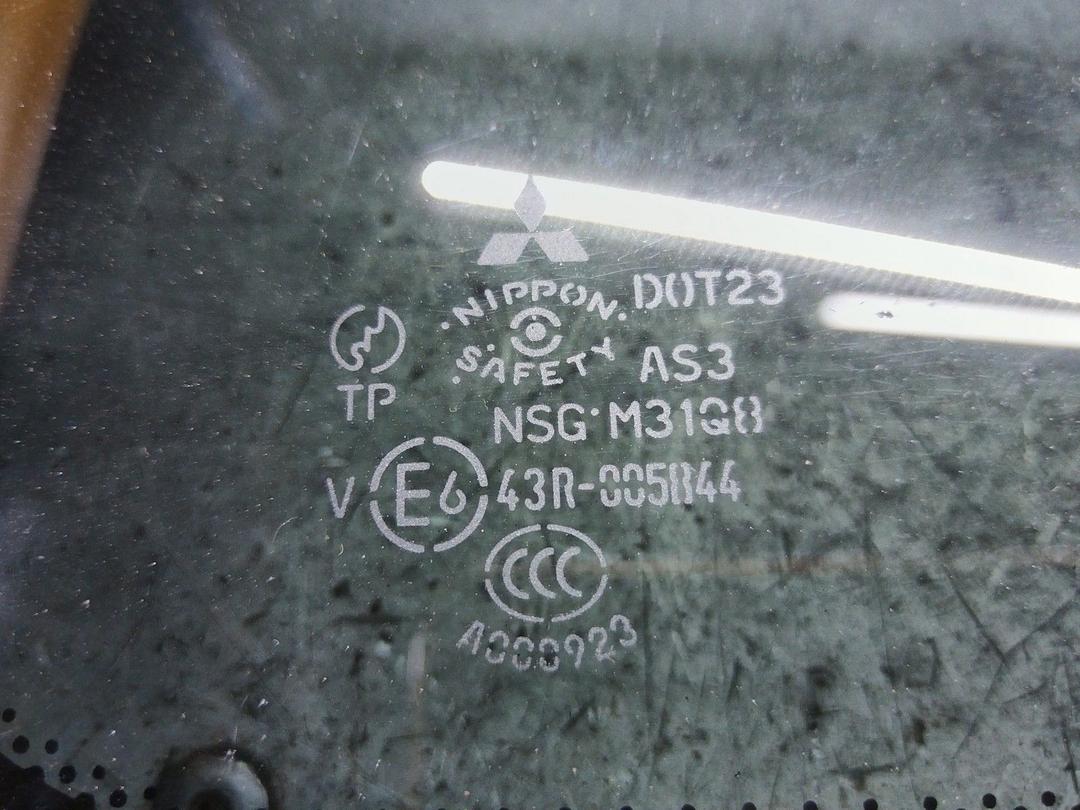 Комплект задних стекол YEVO52 Mitsubishi Grandis купить на авторазборке