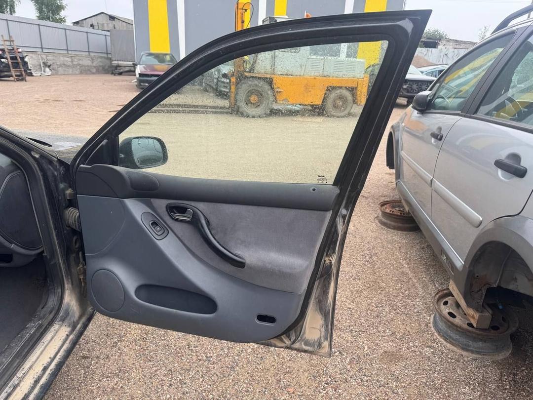 Кнопка стеклоподъемника переднего правого H4Q2OY Seat Toledo