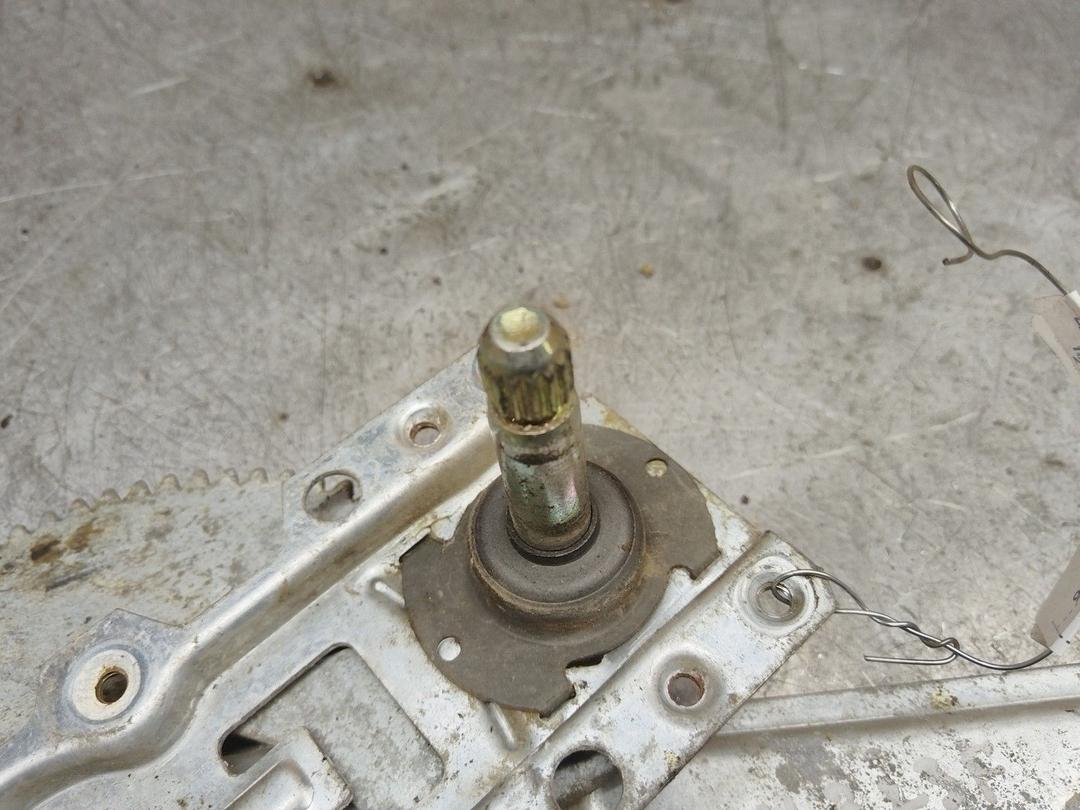 Стеклоподъемник задний левый W7CFL4 Mazda 323F - Фото 2