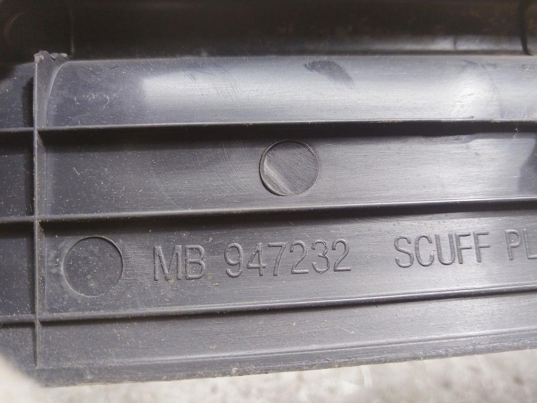 Накладка на порог внутренняя передняя правая YL3JOK Mitsubishi Carisma купить с доставкой