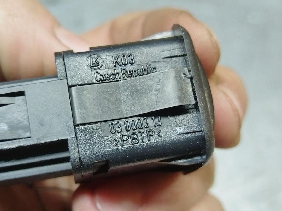 Кнопка открытия лючка топливного бака FD6Y6U Volkswagen Golf купить с доставкой