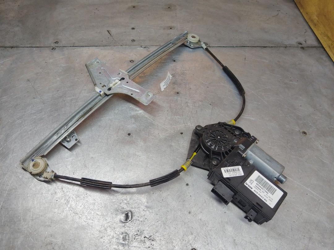 Стеклоподъемник электрический передний правый 16T7QQ Peugeot 307 - Фото 1