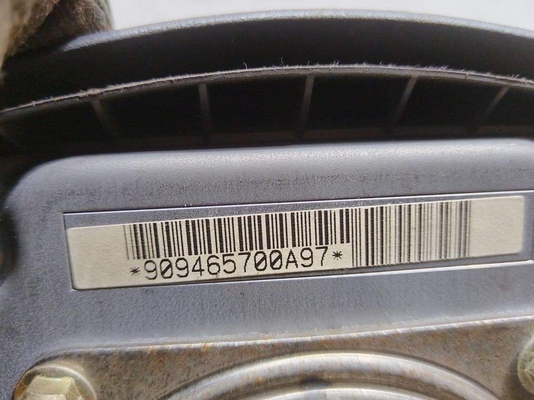 Подушка безопасности водителя V32WAK Toyota Corolla купить с доставкой