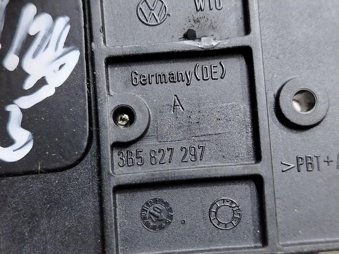 Накладка подсветки номера 543P91 Volkswagen Passat - Фото 7